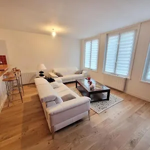 Appartement De 90m² Situe Dans Le Vieux-lille.